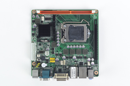 Intel<sup>®</sup> Core™ i7/i5/i3/Pentium<sup>®</sup>対応、VGA/DVI,2 COM,2LAN,PCIex16 Mini-ITXマザーボード